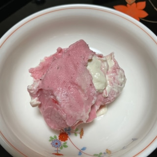 マシュマロ苺のアイスクリームと豆乳ヨーグルト